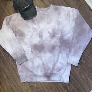 Hand dye crew neck.
